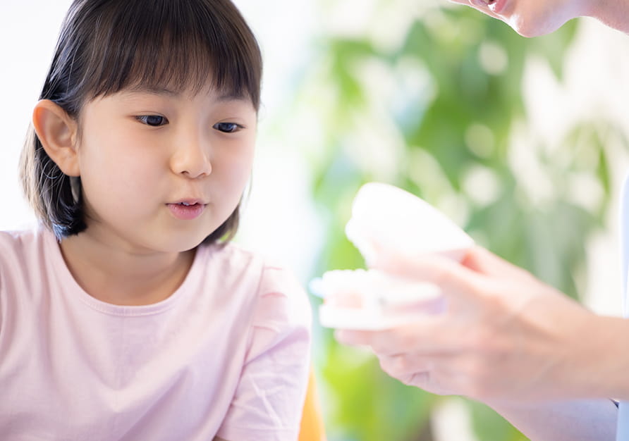 子どもにレクチャーしているイメージ写真