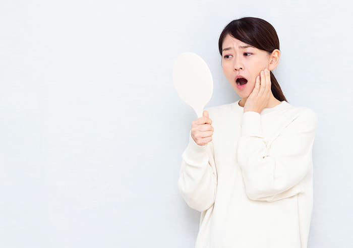 虫歯を気にしている女性