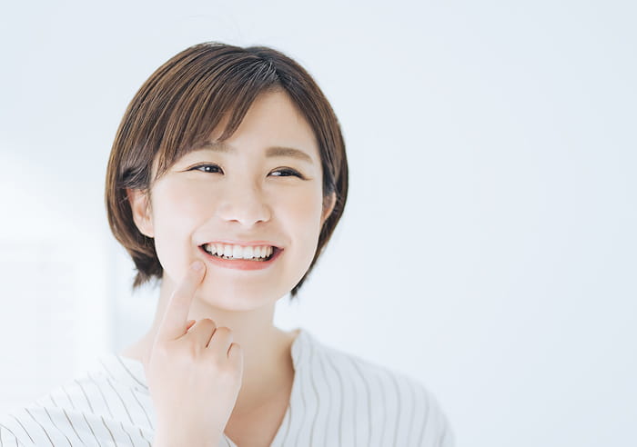 鏡を見て笑っている女性