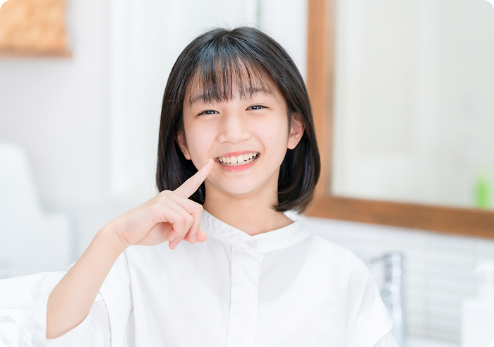 歯を見せて笑っている子ども