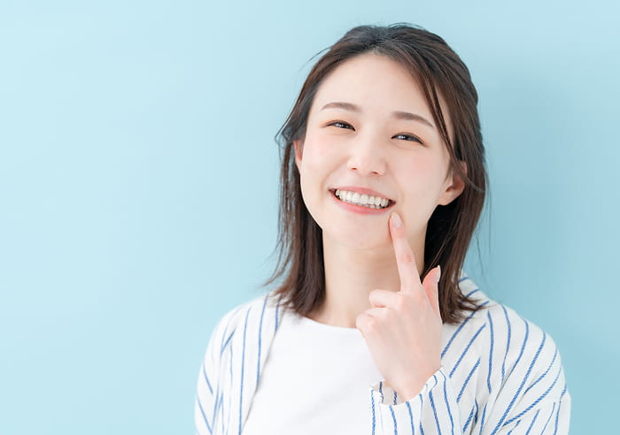 歯を見せて笑っている女性