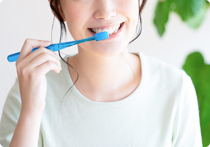 歯を磨いている女性